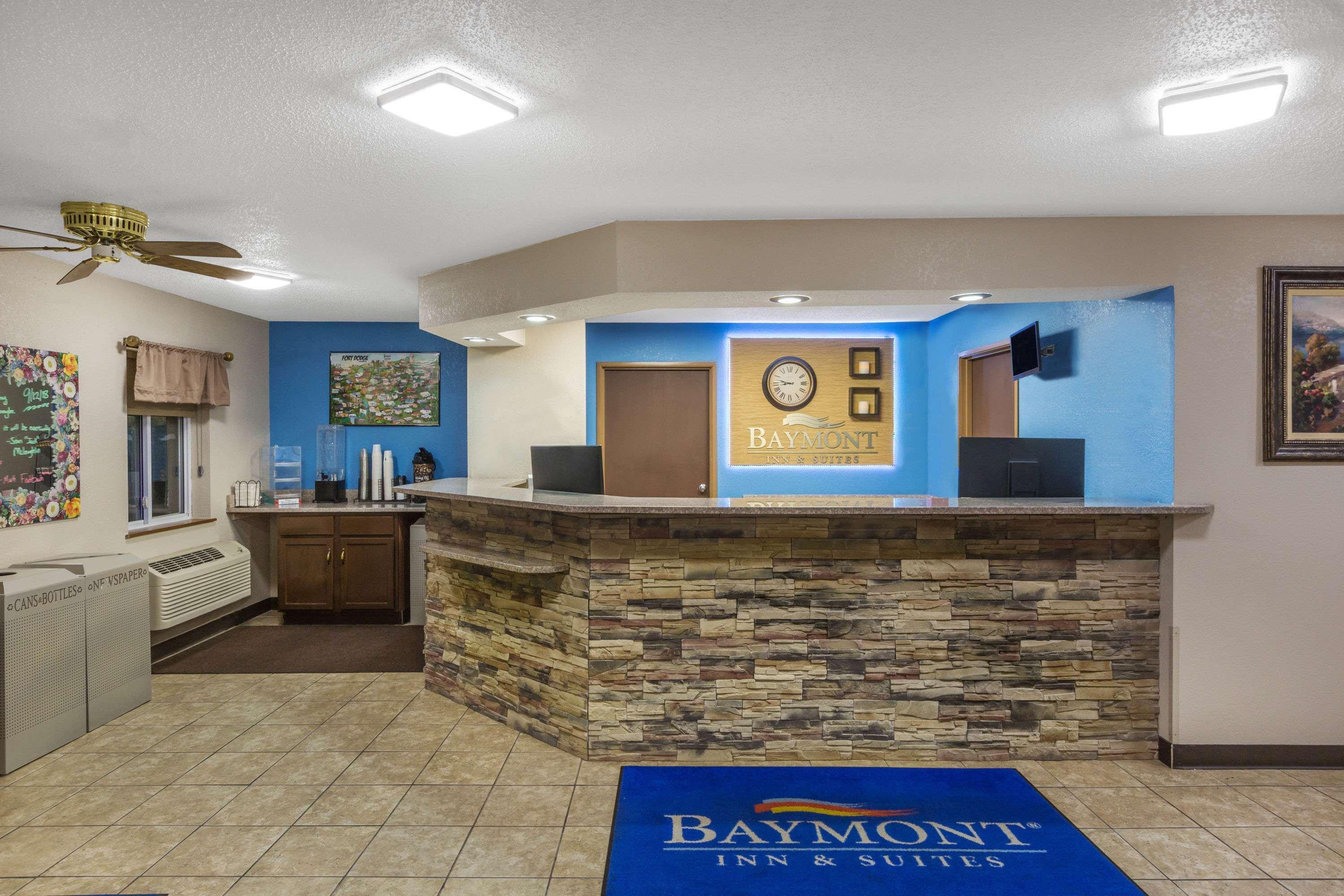 Baymont By Wyndham Форт Додж Екстериор снимка